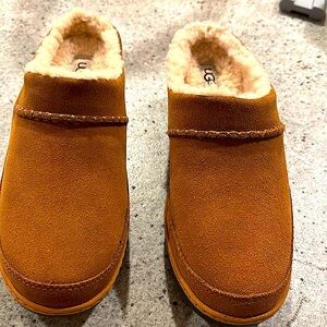 UGG Women’s suede clogs- Lynwood Size6.5